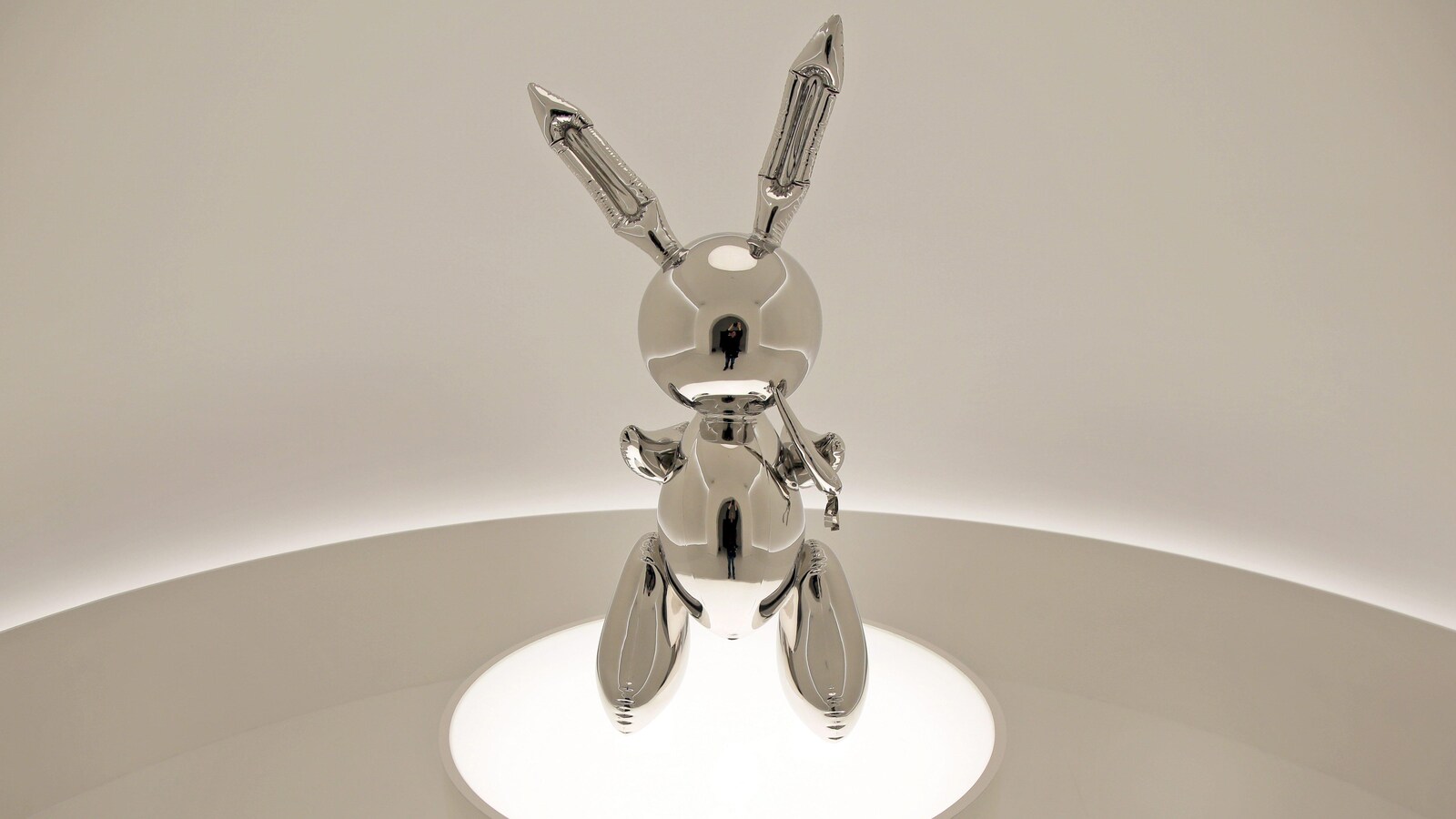 Sculpture ayant la forme d'un lapin.