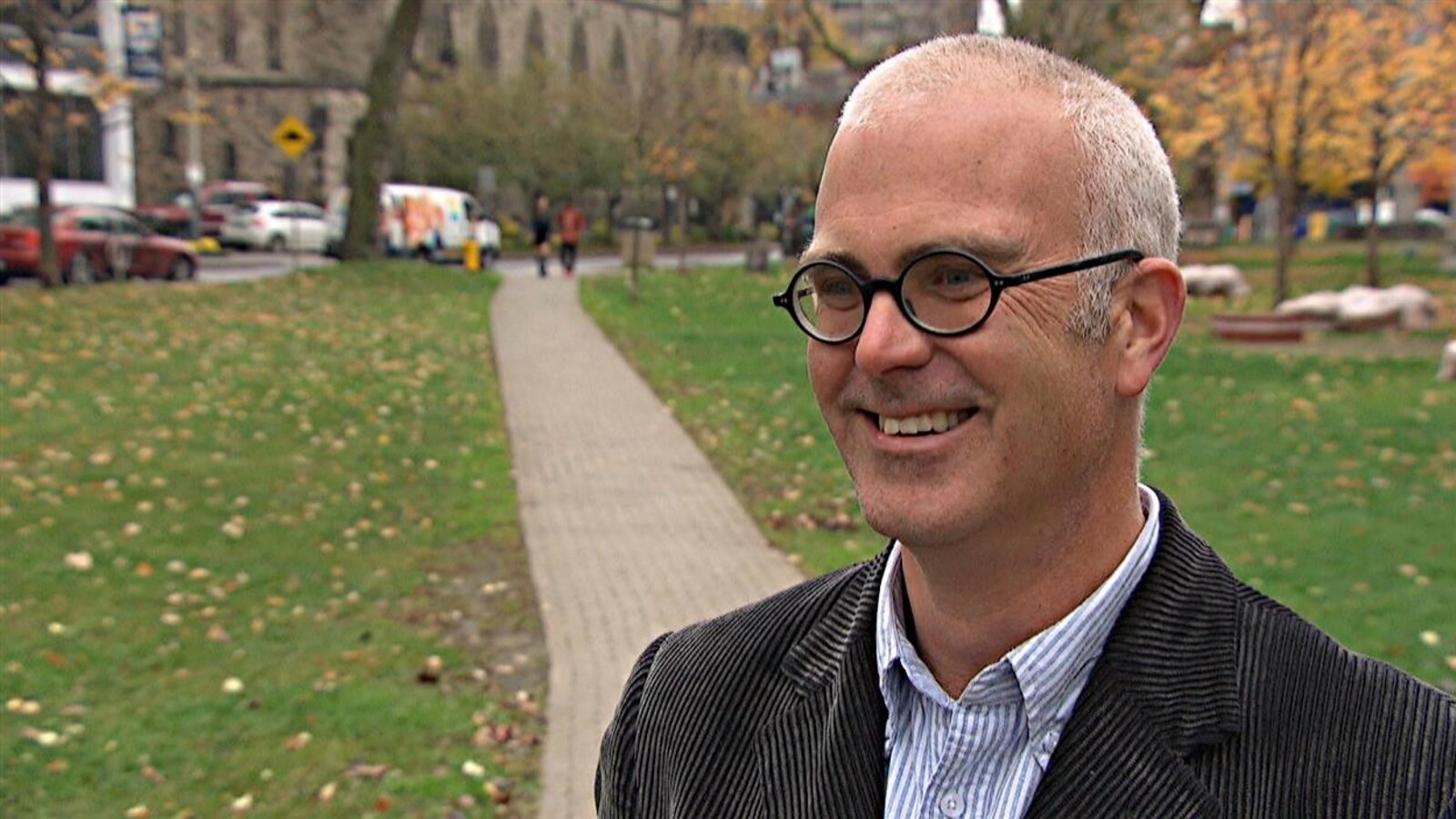 Jeff Leiper en entrevue dans un parc, l'automne.