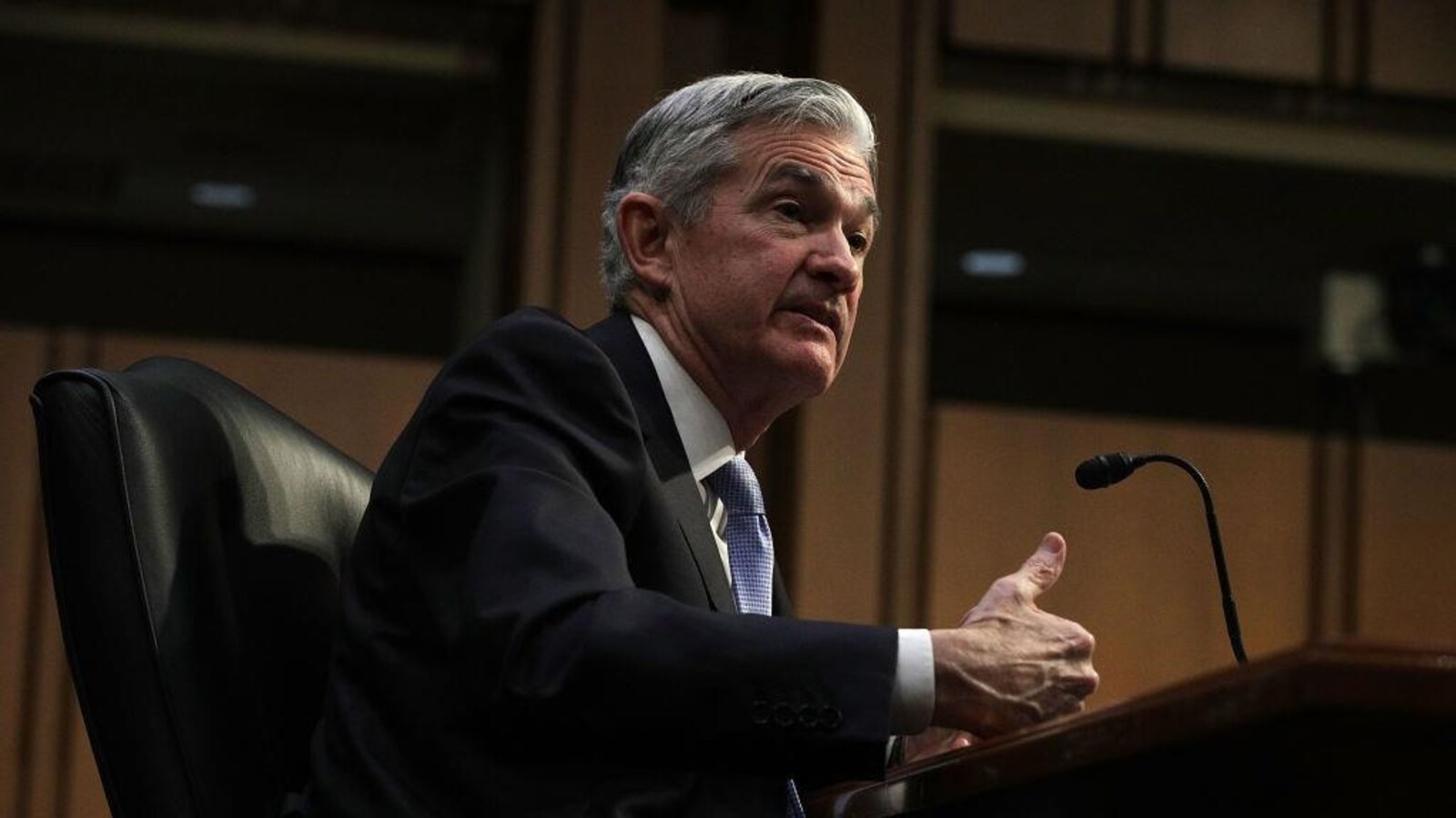 Jerome Powell est assis dans un fauteuil.