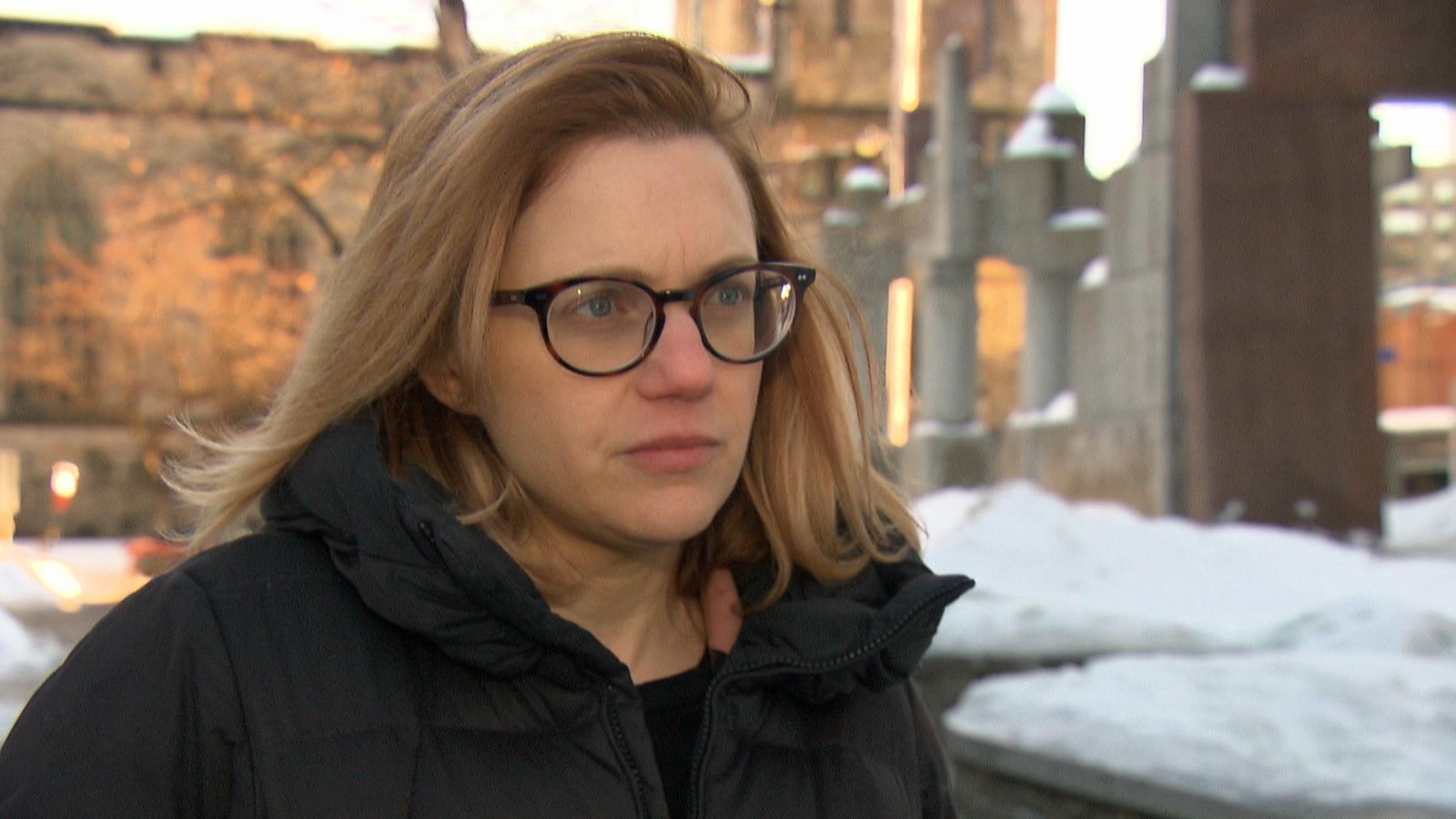 Jessica Adley répond aux questions d'un journaliste.