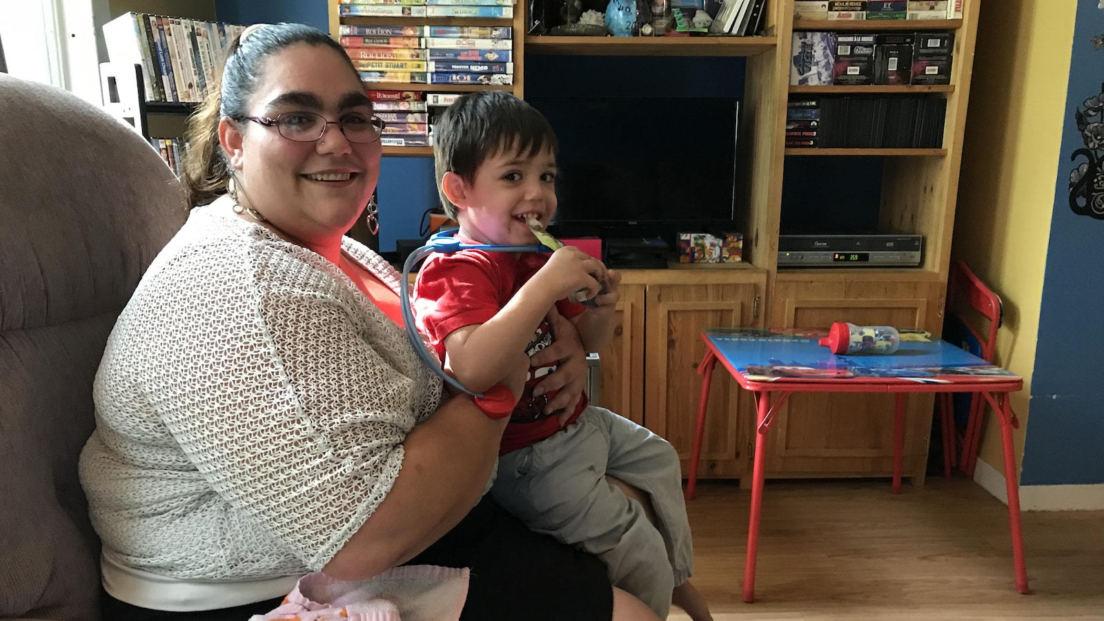 Jessika Labrecque s'occupe seule de ses deux enfants. On la voit ici avec son plus fils, Kaysen.
