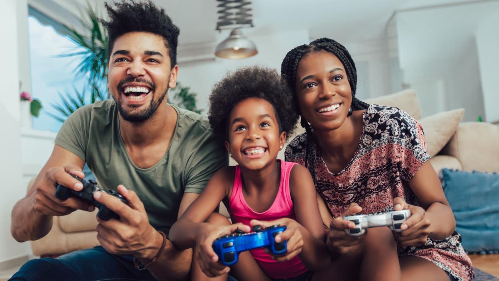 Une famille joue à un jeu vidéo.