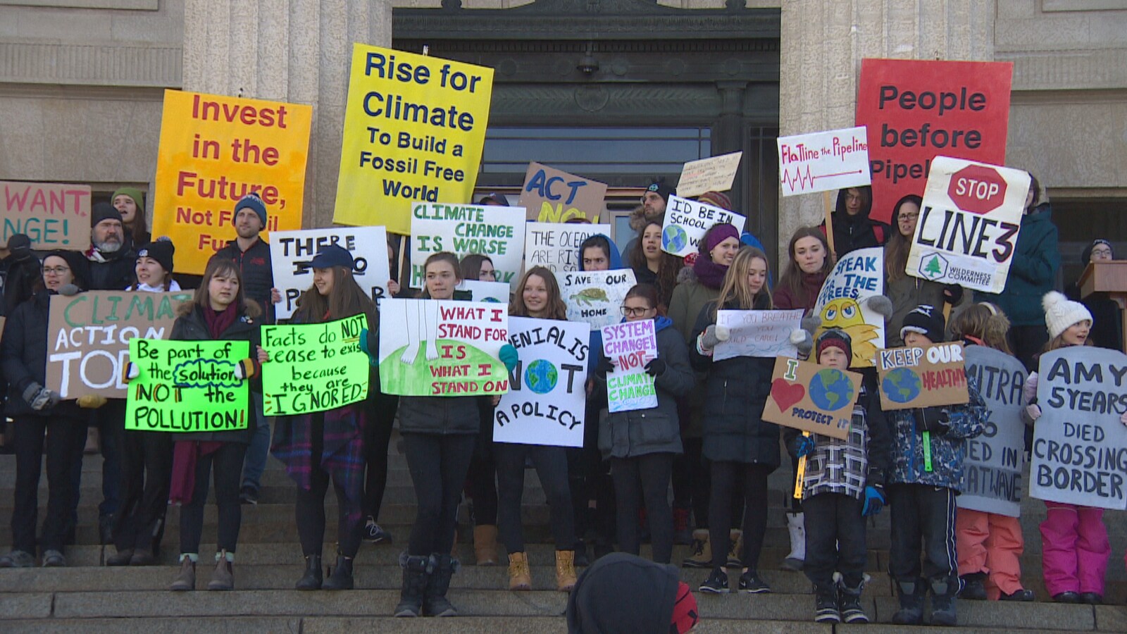 Des jeunes manifestent sur les marches du palais législatif à Winnipeg.