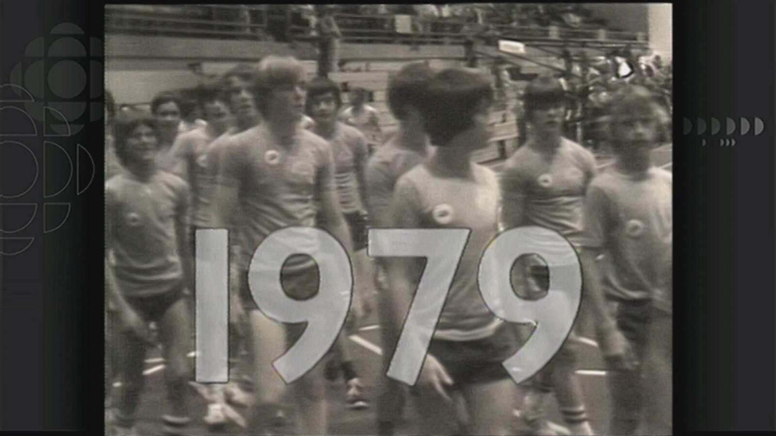 Une image d'archives de 1979 présentant des jeunes qui défilent sur une piste d'athlétisme.