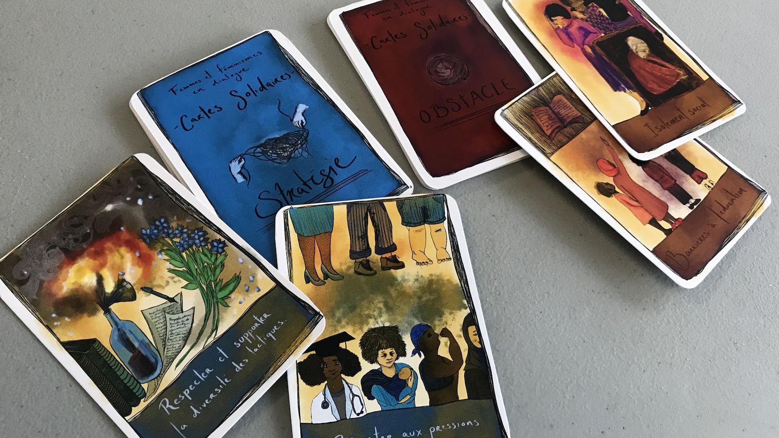 Six cartes sont exposées sur une table