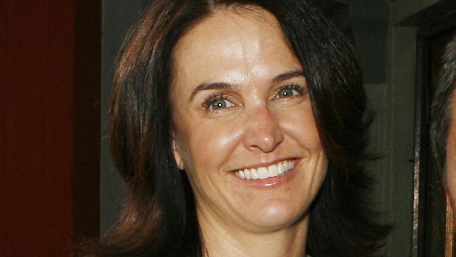 La productrice Jill Messick sourit et pose aux côtés d'un homme lors de la première d'un film en 2007.