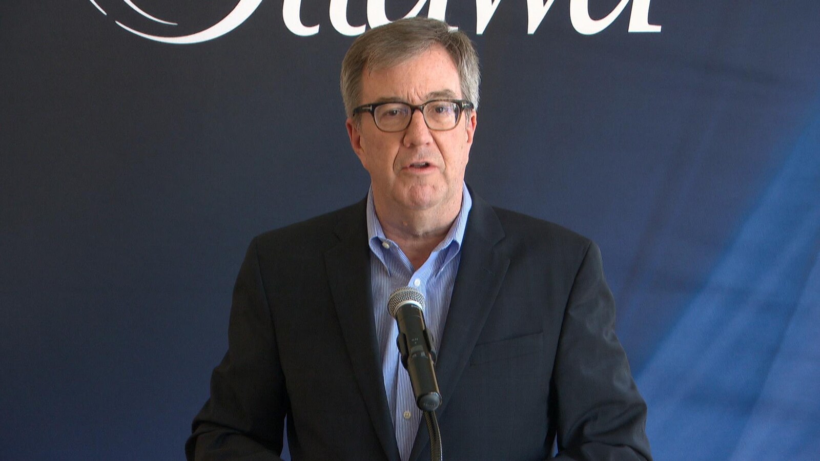 Jim Watson pendant une conférence de presse.