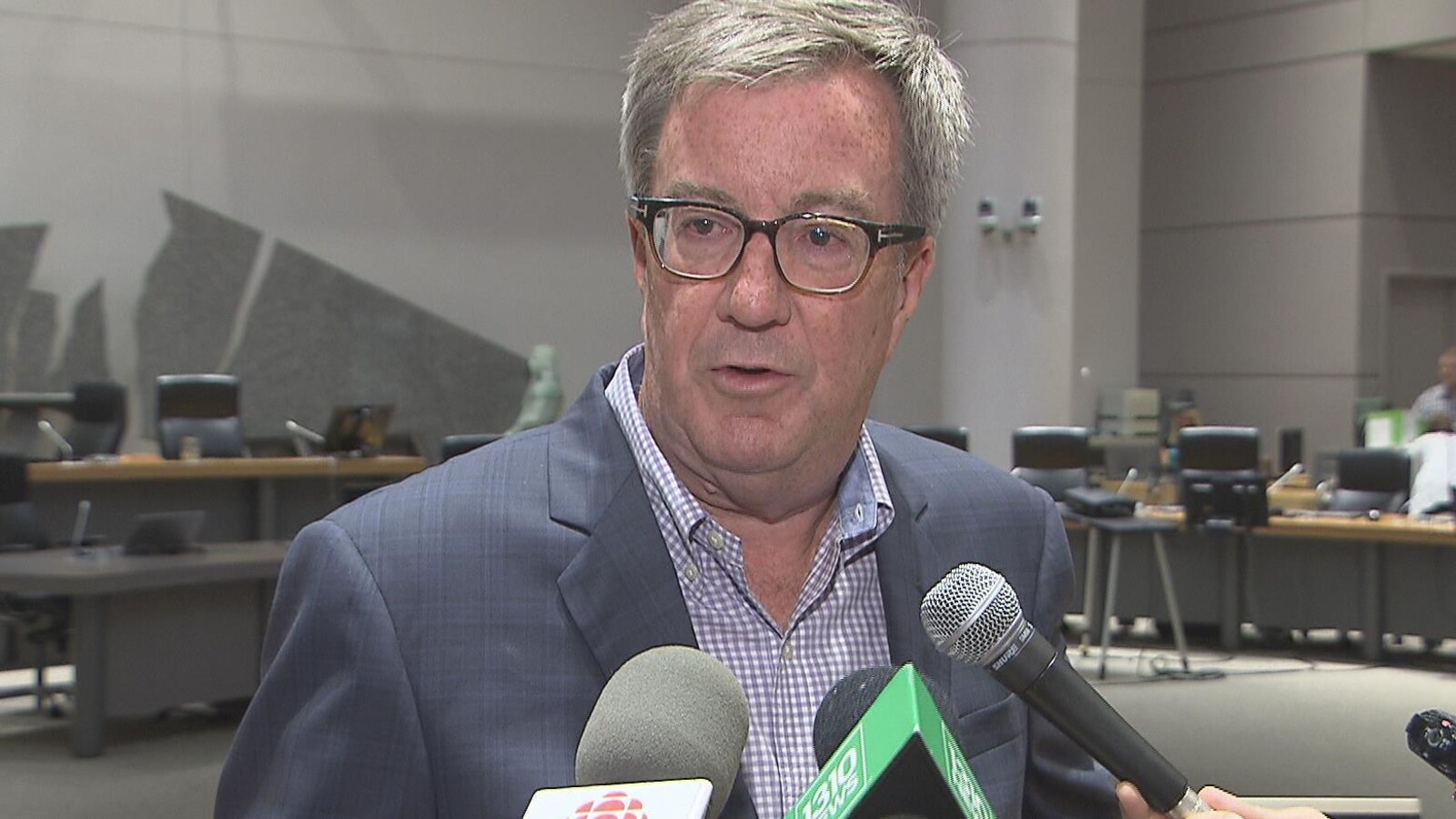Jim Watson pendant une mêlée de presse dans la salle du conseil municipal d'Ottawa.