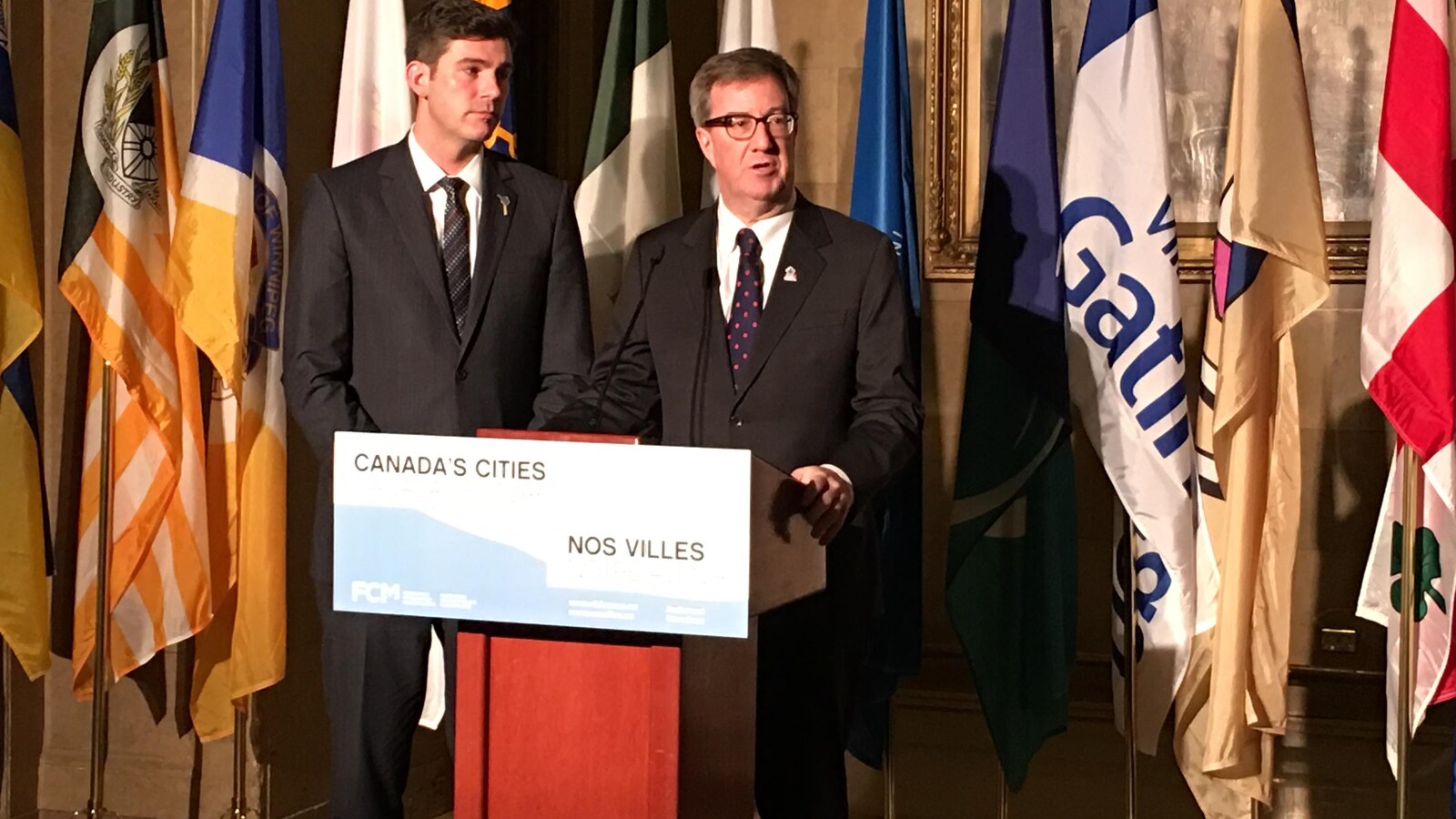 Le maire d'Ottawa Jim Watson s'adresse aux médias après sa rencontre avec les maires des autres grandes villes canadiennes.