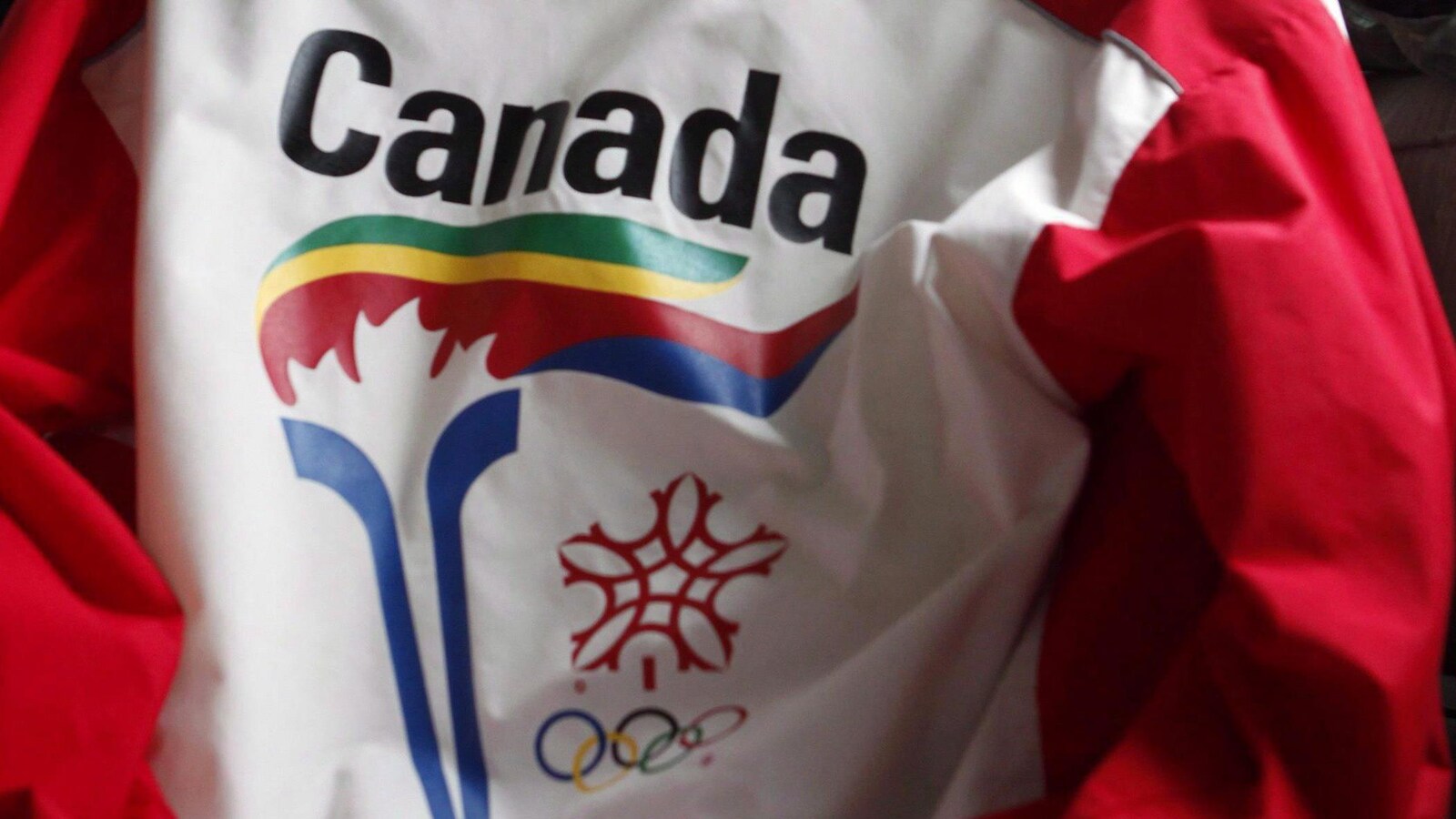 Une veste rouge et blanche avec le logo Calgary ‘88