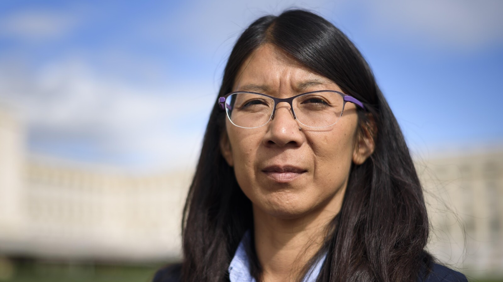 Joanne Liu regarde directement dans l'objectif de la caméra.