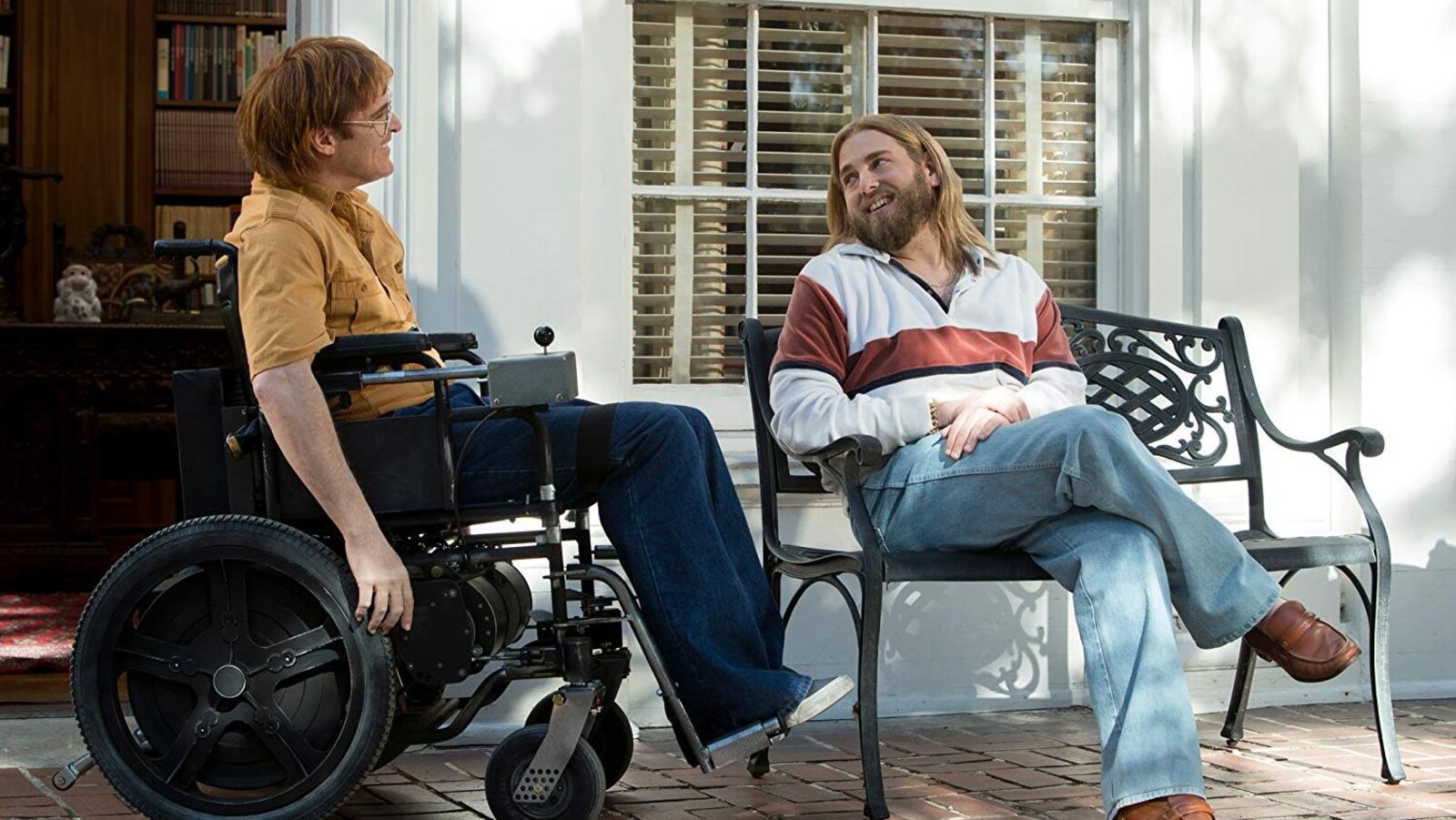 Joaquin Phoenix et Jonah Hill se regardent et sourient dans une scène de «Pas de panique, il n'ira pas loin à pied».