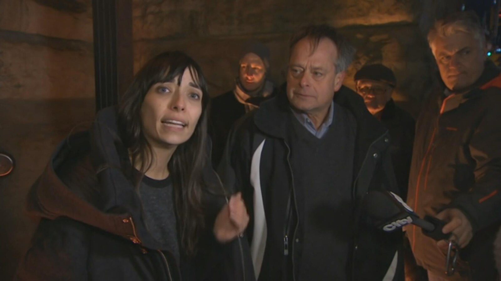 Photo de Jodie et Marc Emery à la sortie du palais de justice Old City Hall, à Toronto, le 10 mars 2017