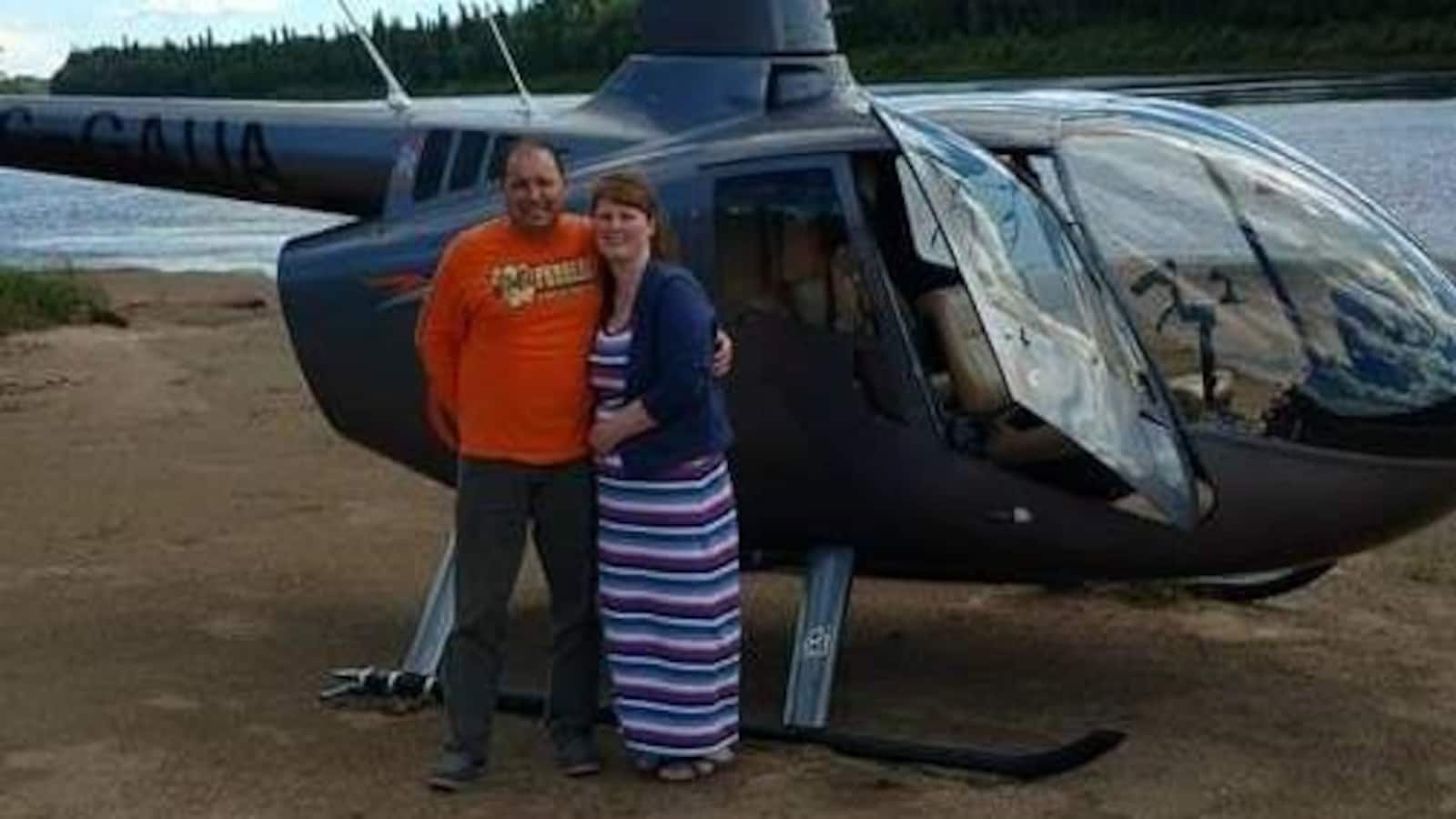 Jody et Nicole Blais devant leur hélicoptère.
