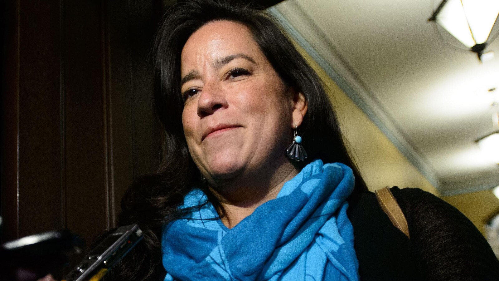 Gros plan de Jody Wilson-Raybould, en mêlée de presse.
