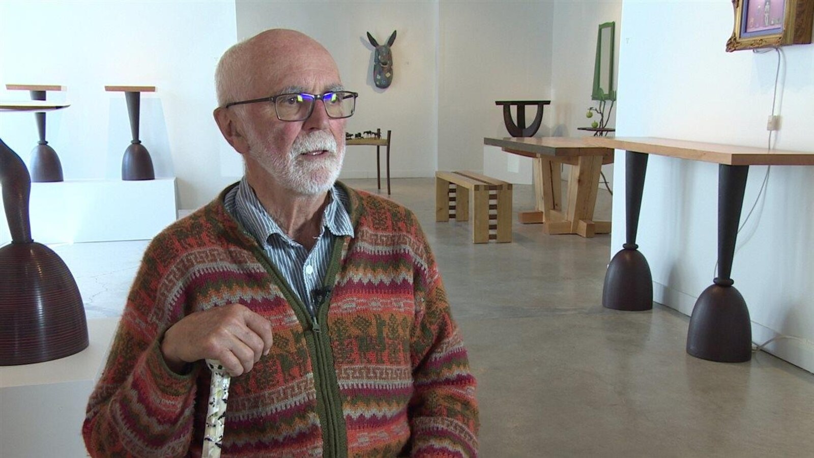 Joe Fafard au milieu d'une exposition à la galerie d'art Slate à Regina en 2015