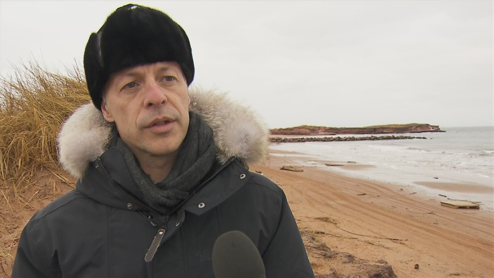Joël Arseneau en entrevue aux Îles-de-la-Madeleine, sur le bord du rivage.