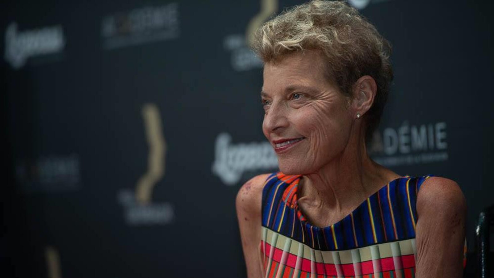 De profil, Johanne Fontaine sourit.