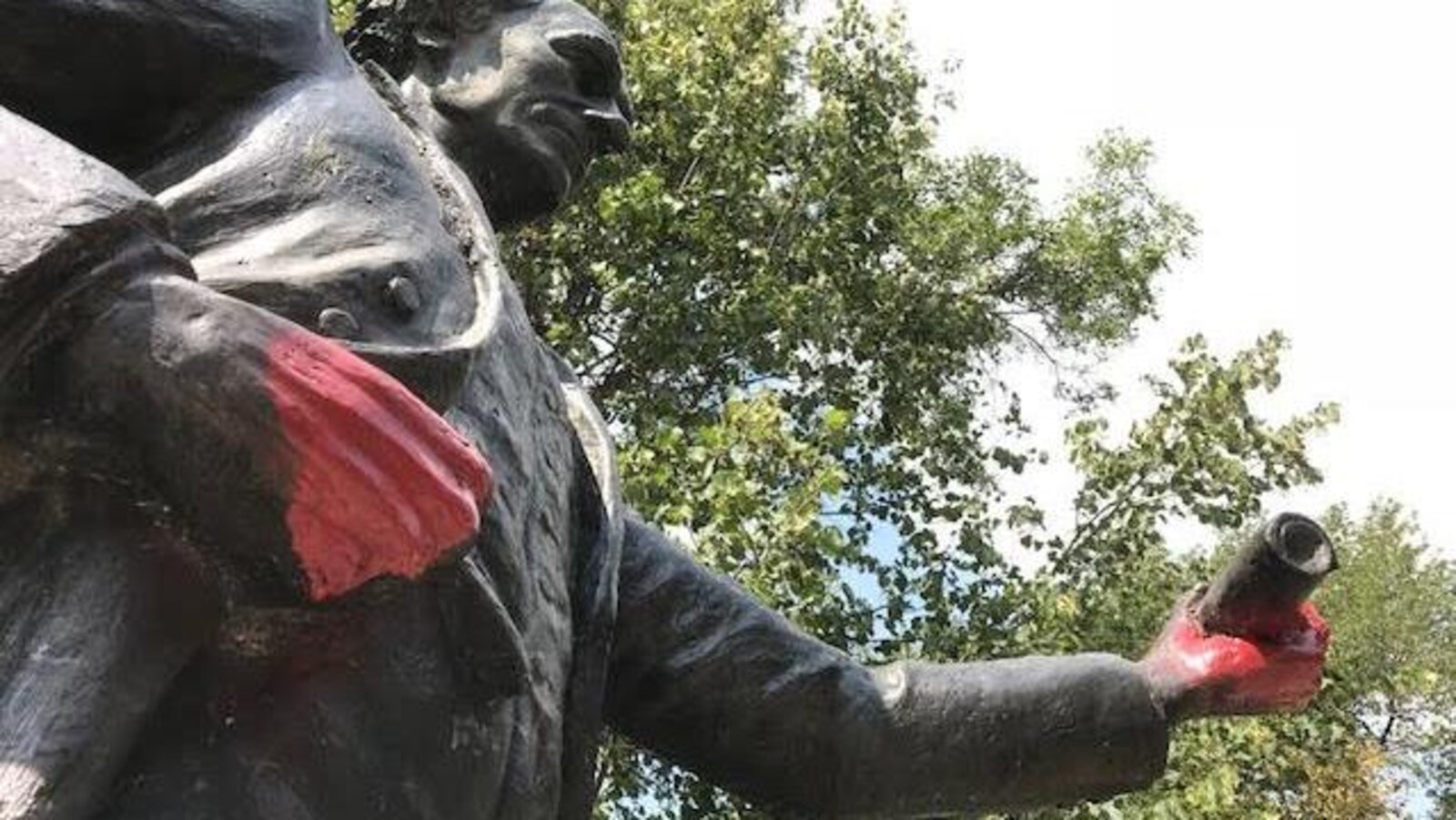 Les mains de la statue John A. Macdonald sont peintes en rouge.