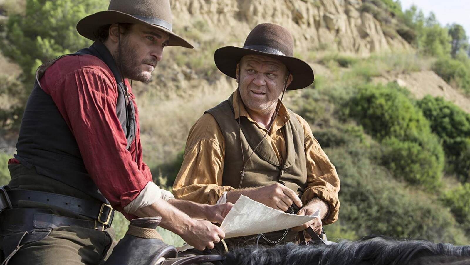 Joaquin Phoenix et John C. Reilly sont à cheval dans une scène du film «Les frères Sisters».