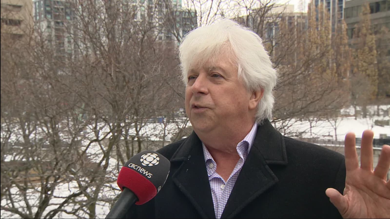 Un homme aux cheveux blancs accorde une entrevue