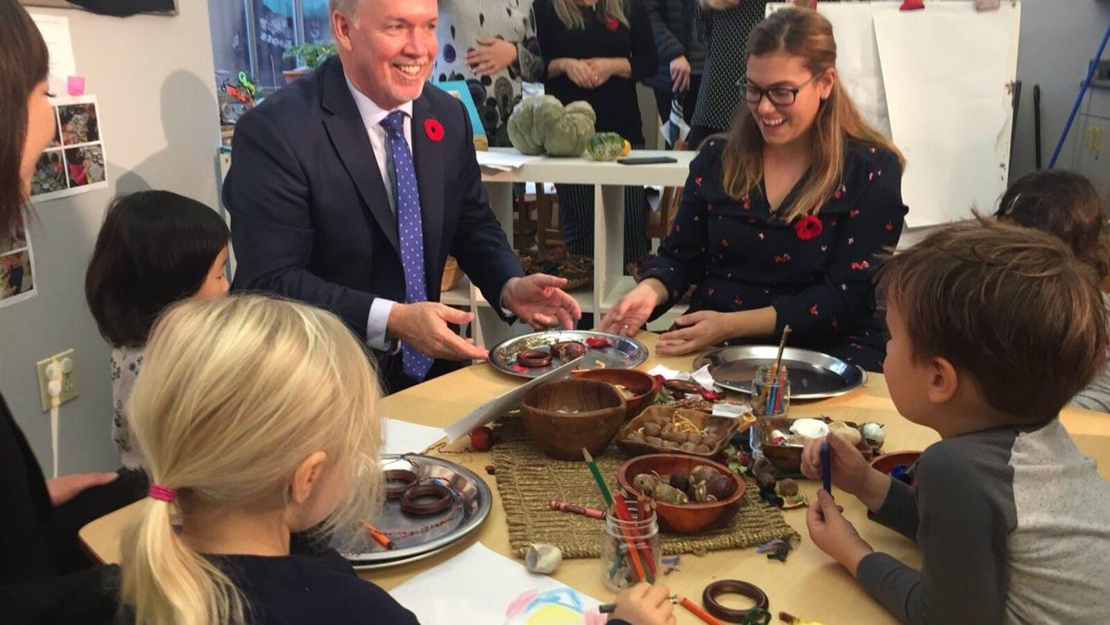 Un homme et des enfants autour d'une table.