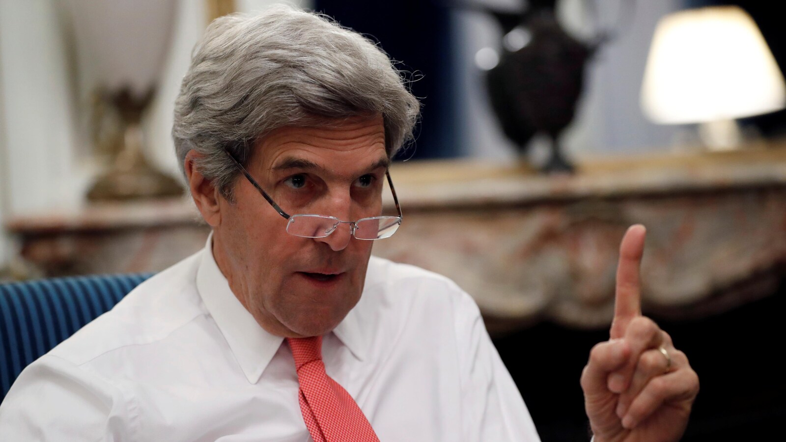 Le secrétaire d'État américain, John Kerry, s'est adressé aux médias à la suite de la conférence de Paris sur le Proche-Orient.