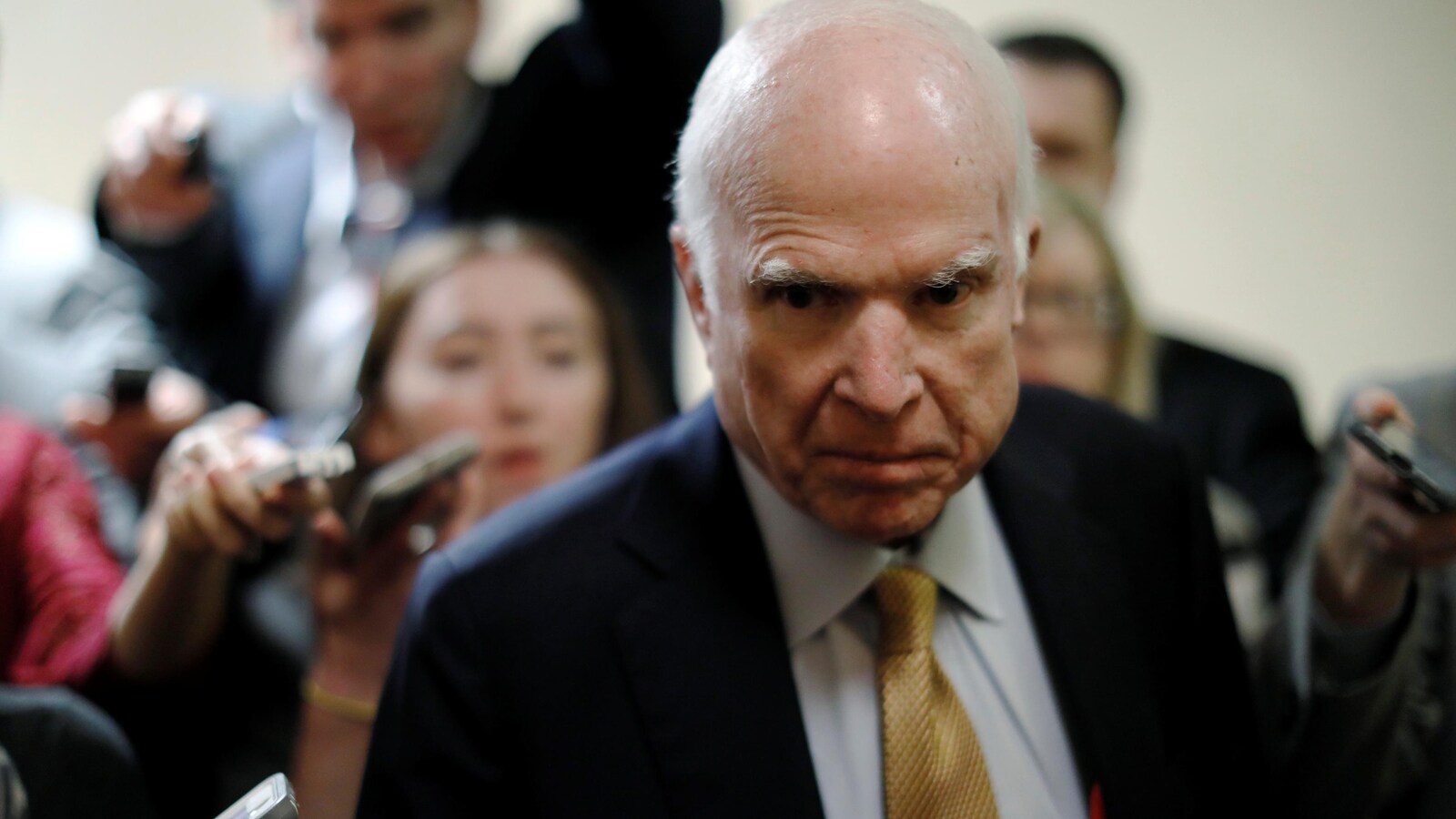 M. McCain semble être en colère.