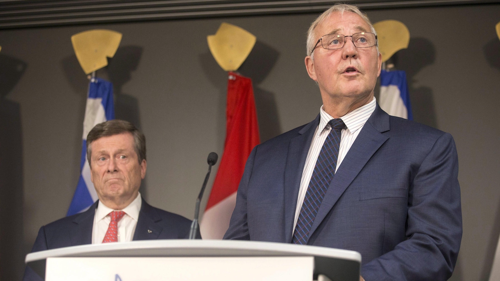 Deux hommes derrière un podium.