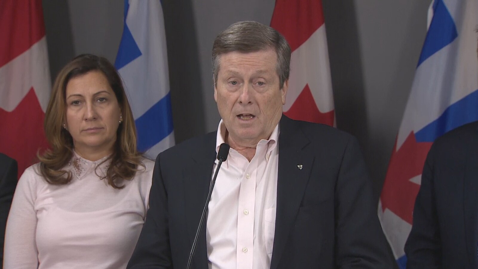 Un homme au centre et une femme à gauche.