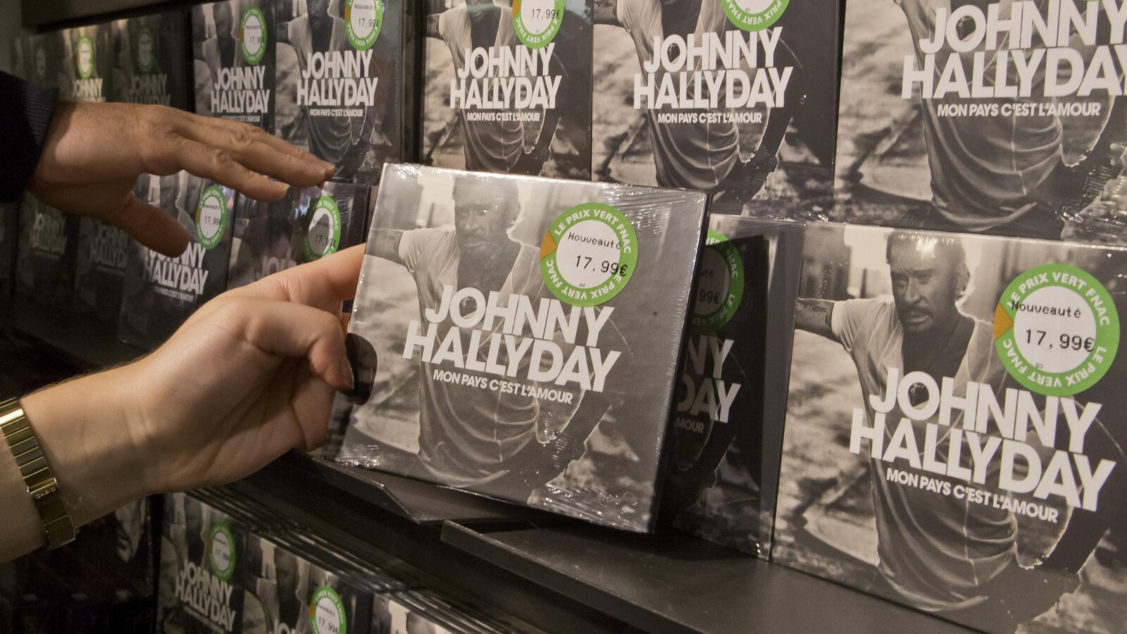 Des exemplaires du disque « Mon pays c'est l'amour ».
