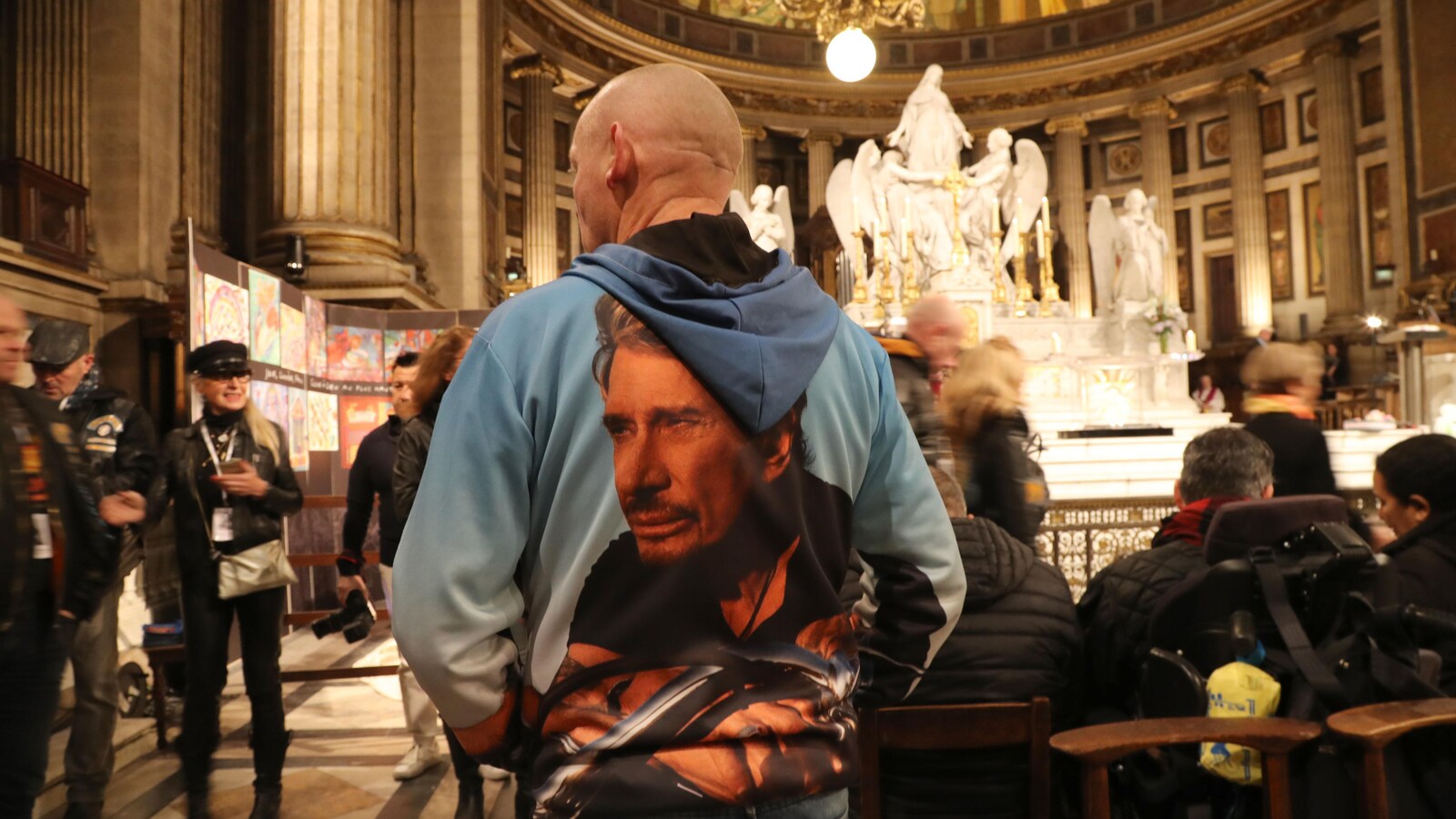 Un fan de Johnny Hallyday porte un chandail de son idole.