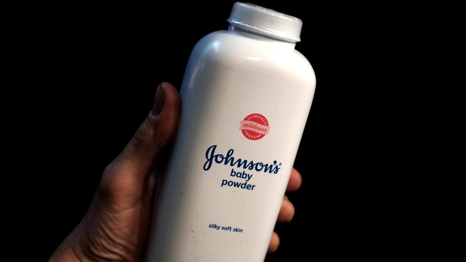 Une bouteille de poudre de bébé de la compagnie Johnson & Johnson.