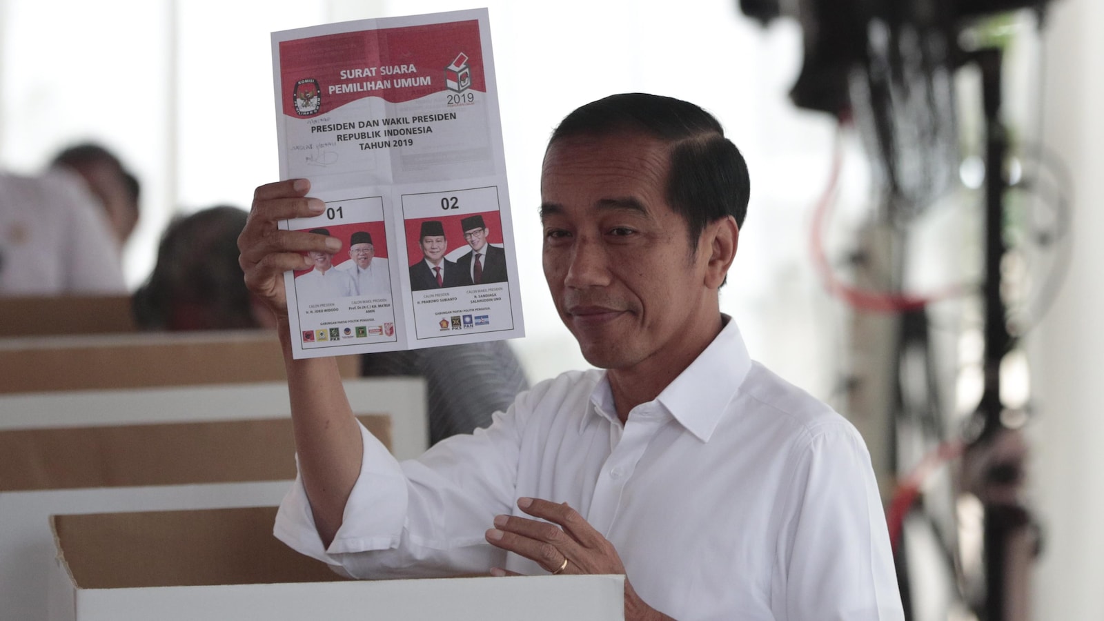 Le président indonésien Joko «Jokowi» Widodo montre son bulletin de vote dans un bureau de vote à Jakarta, Indonésie.