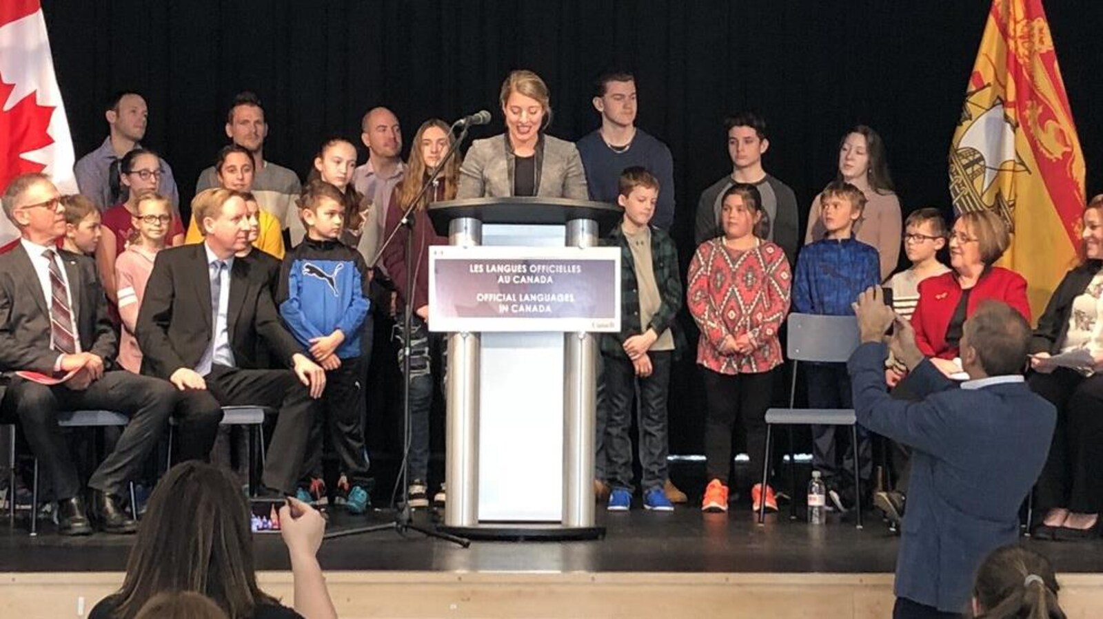 La ministre donne une conférence de presse entourée d'élèves