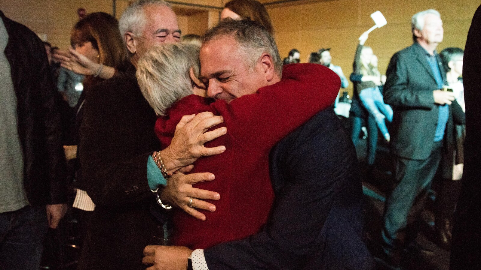 Jonatan Julien célébre sa victoire dans la circonscription de Charlesbourg.