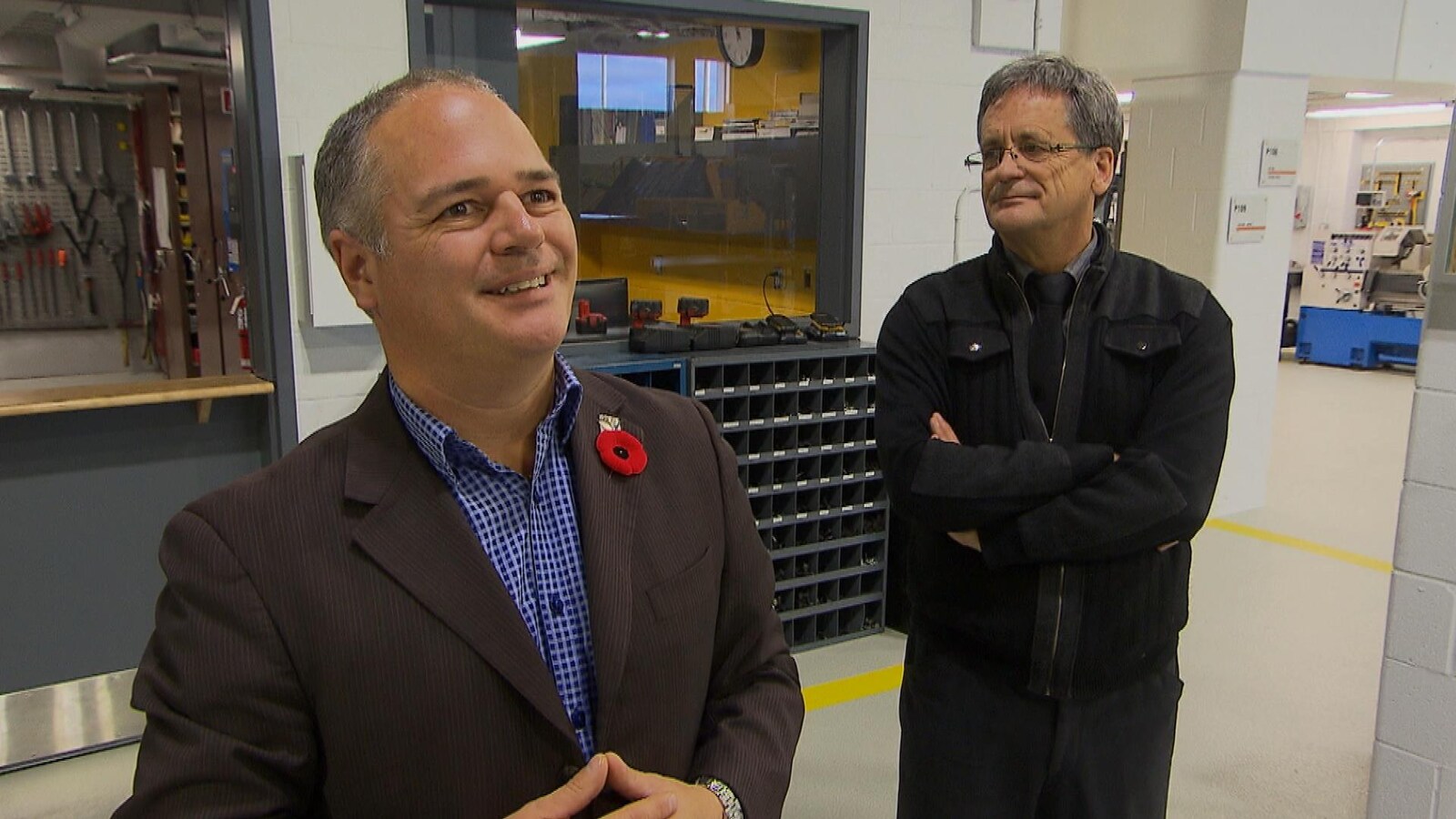 Le ministre de la Côte-Nord, Jonatan Julien, dans un atelier du Cégep de Sept-Îles avec le directeur Donald Bhérer
