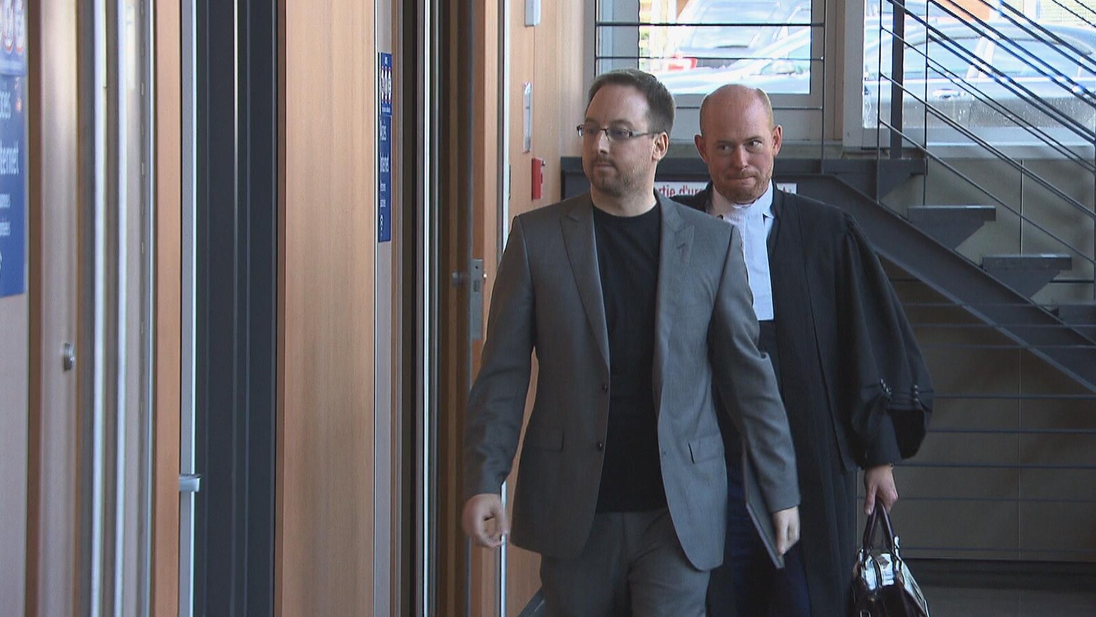 Jonathan Bettez et son avocat dans le couloir