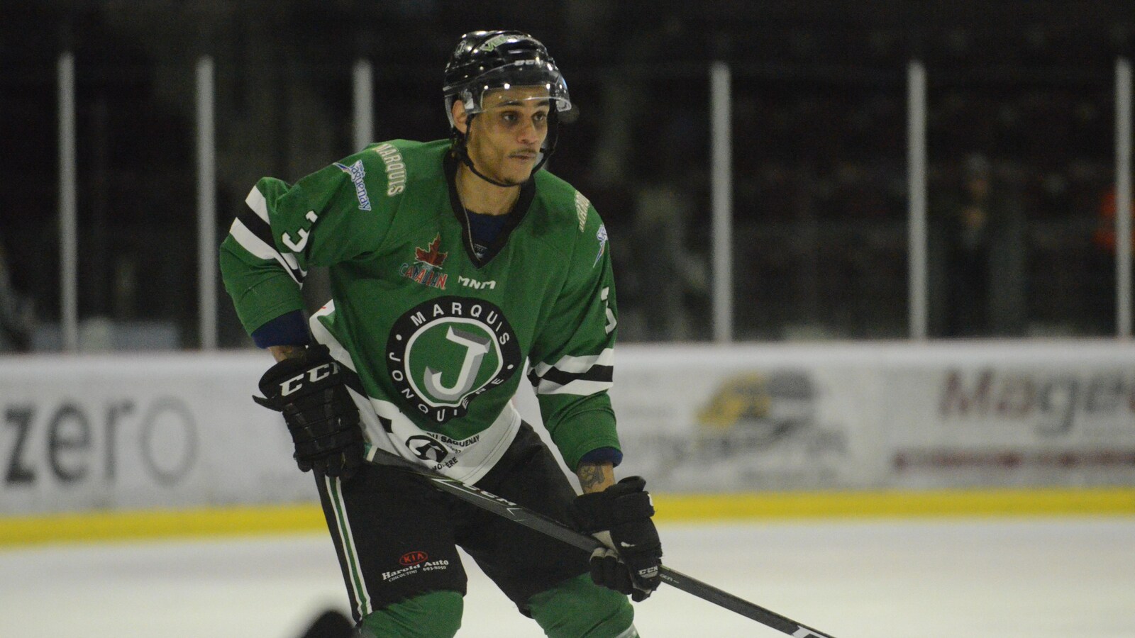 Jonathan Diaby durant un match sur la glace du Palais des sports.