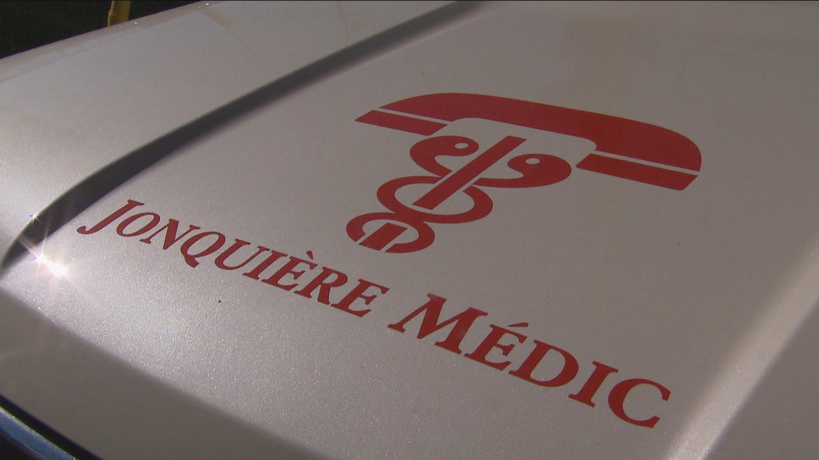 Le logo de Jonquière Médic sur un véhicule