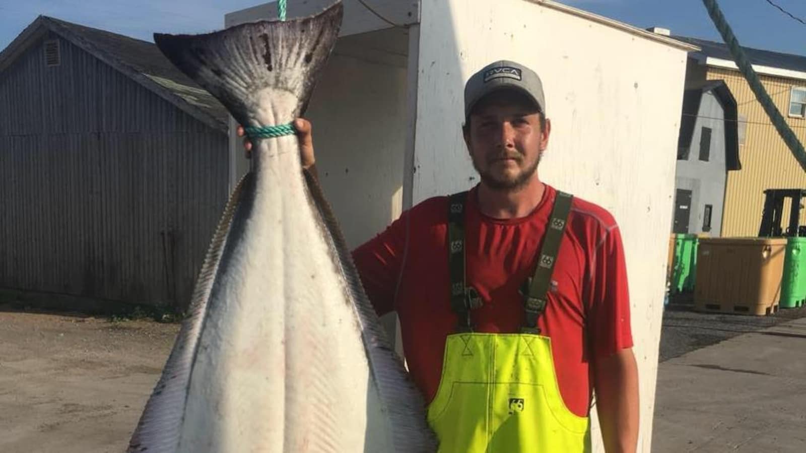 Une photo du jeune pêcheur avec un poisson.