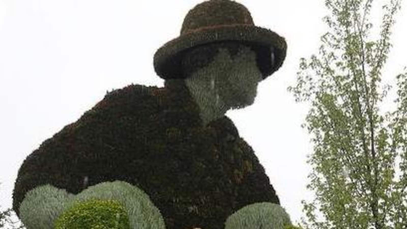 Une sculpture de Jos Montferrand faite de plantes.