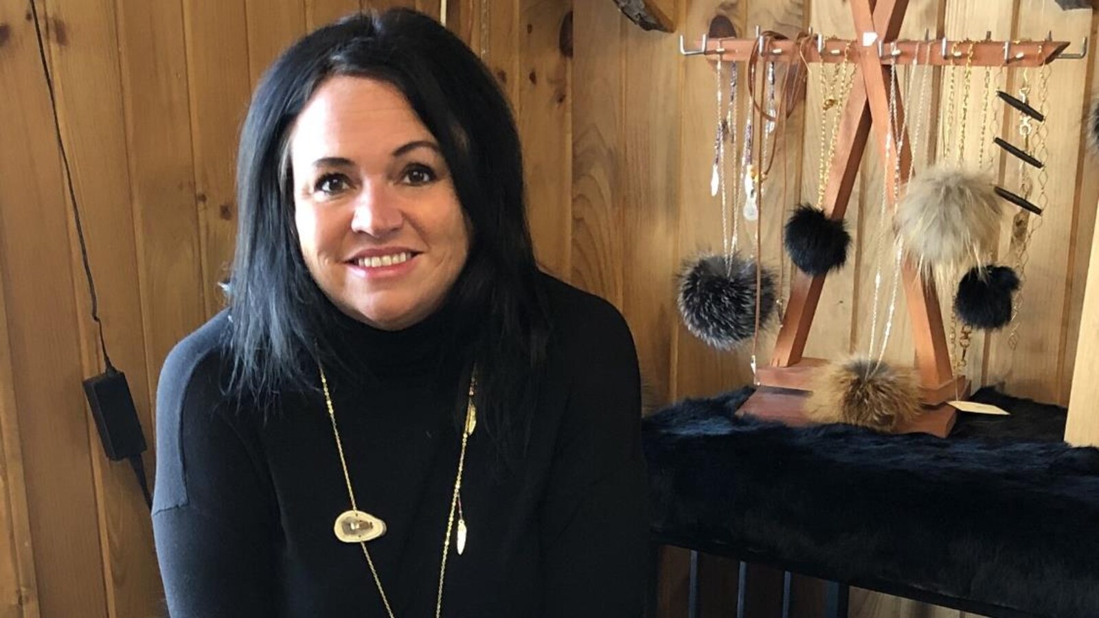Josée Leblanc, une femme d'affaires innue, a développé les bottes de l'espoir Atikuss, un programme pour faire rayonner le travail artisanal et la culture autochtone.