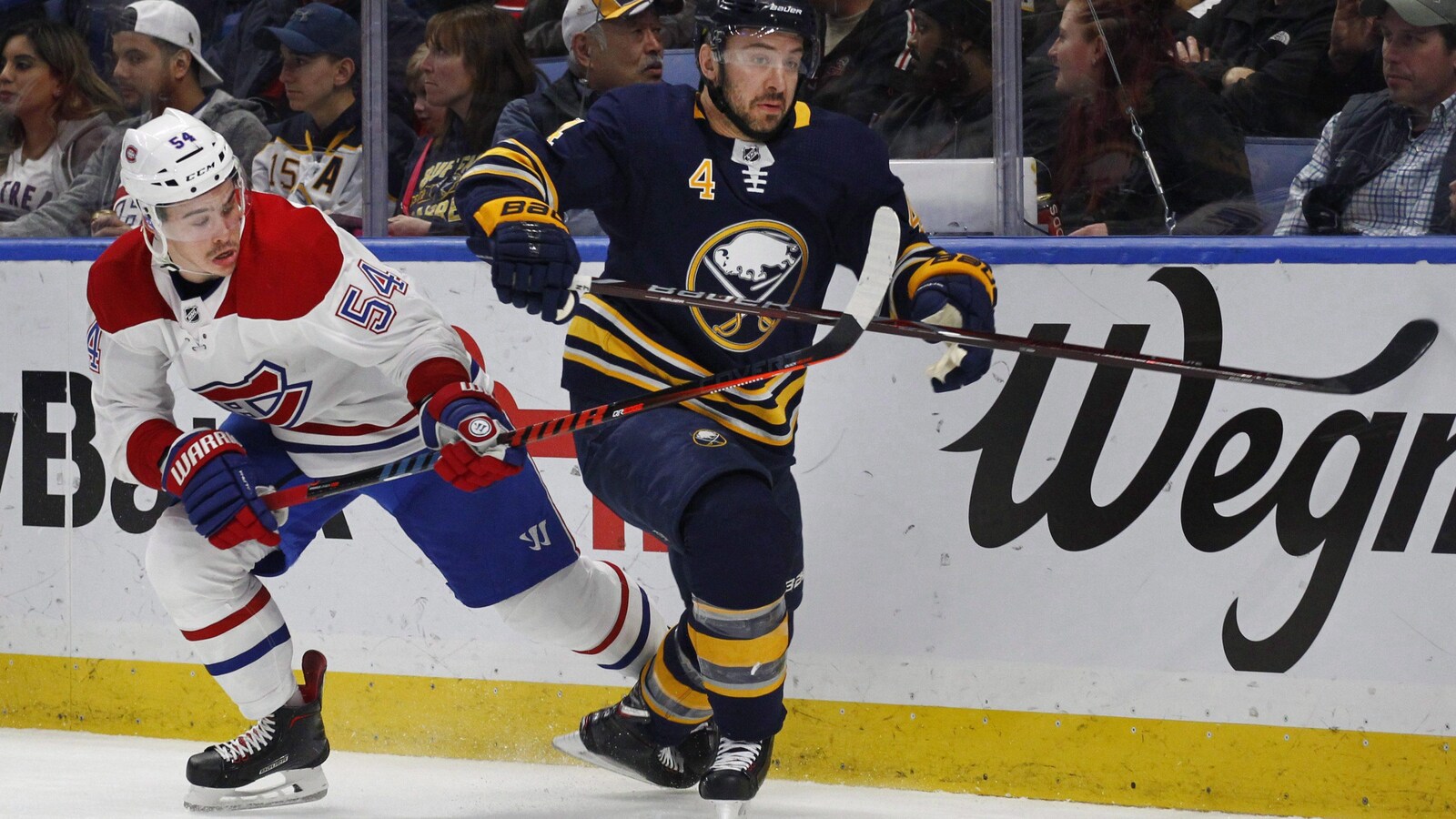 Josh Gorges (no 4) aux prises avec Charles Hudon en mars 2018