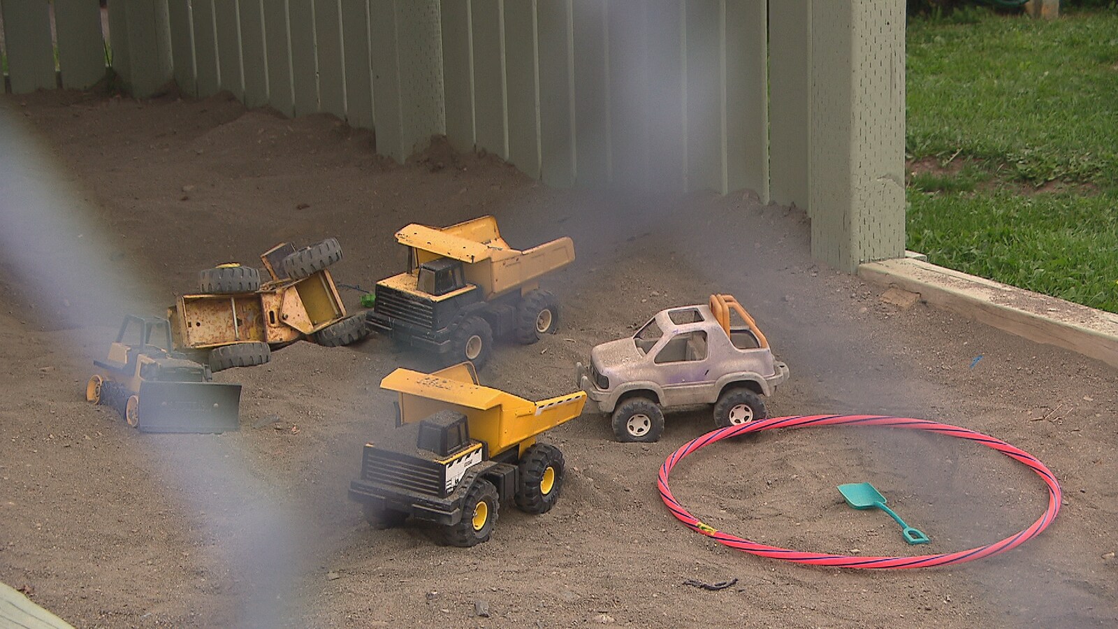 Jouets dans un bac à sable