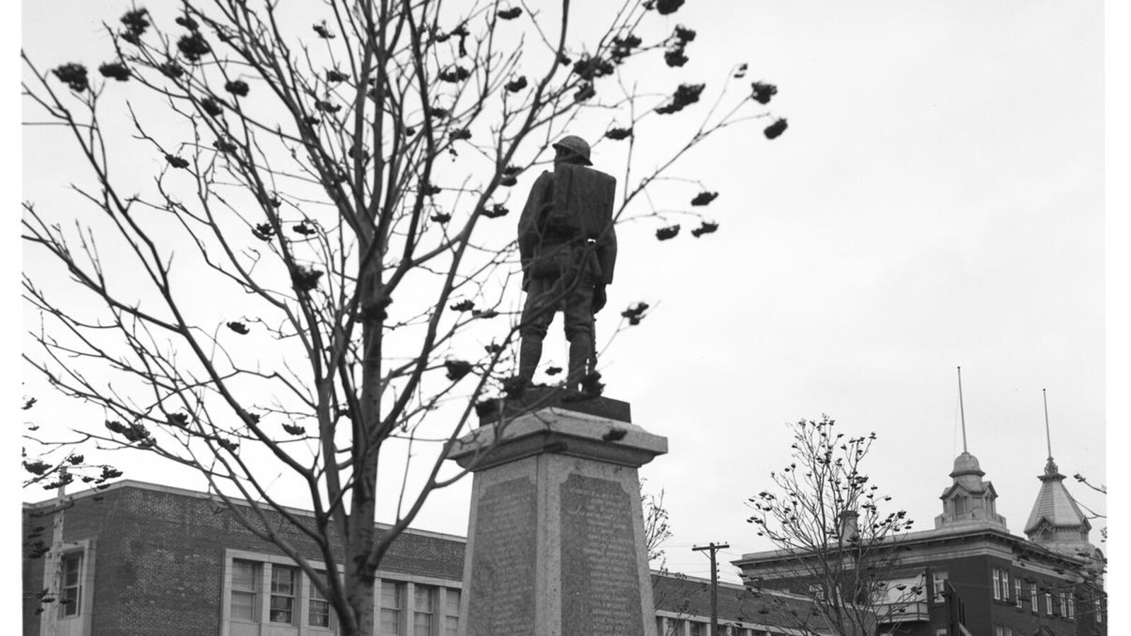 Journée de l’Armistice à Rimouski en avant du Séminaire, le 9 novembre 1952.