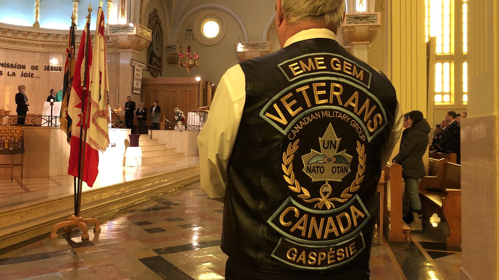 Vétéran devant l'hôtel de l'église.