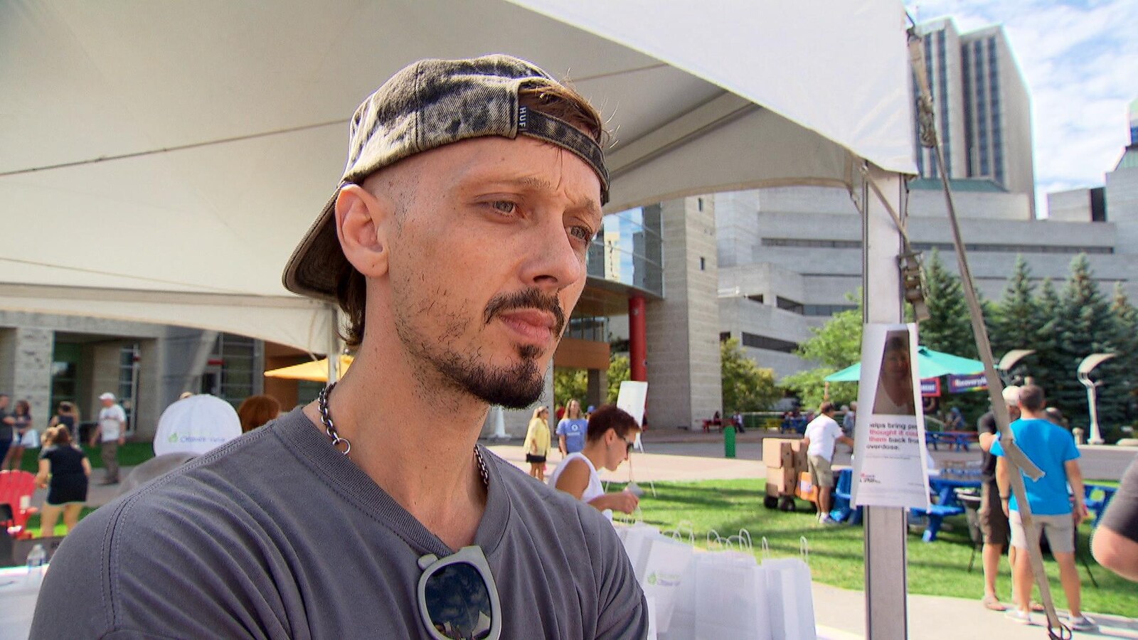 Kier Knight répond aux questions d'une journaliste.