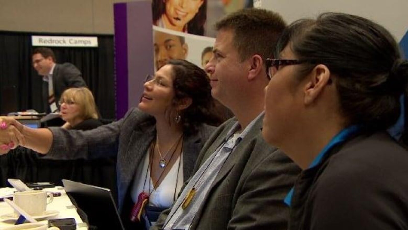 Des participants assis à une table lors d'une journée de réseautage avec des entrepreneurs autochtones à Saskatoon.