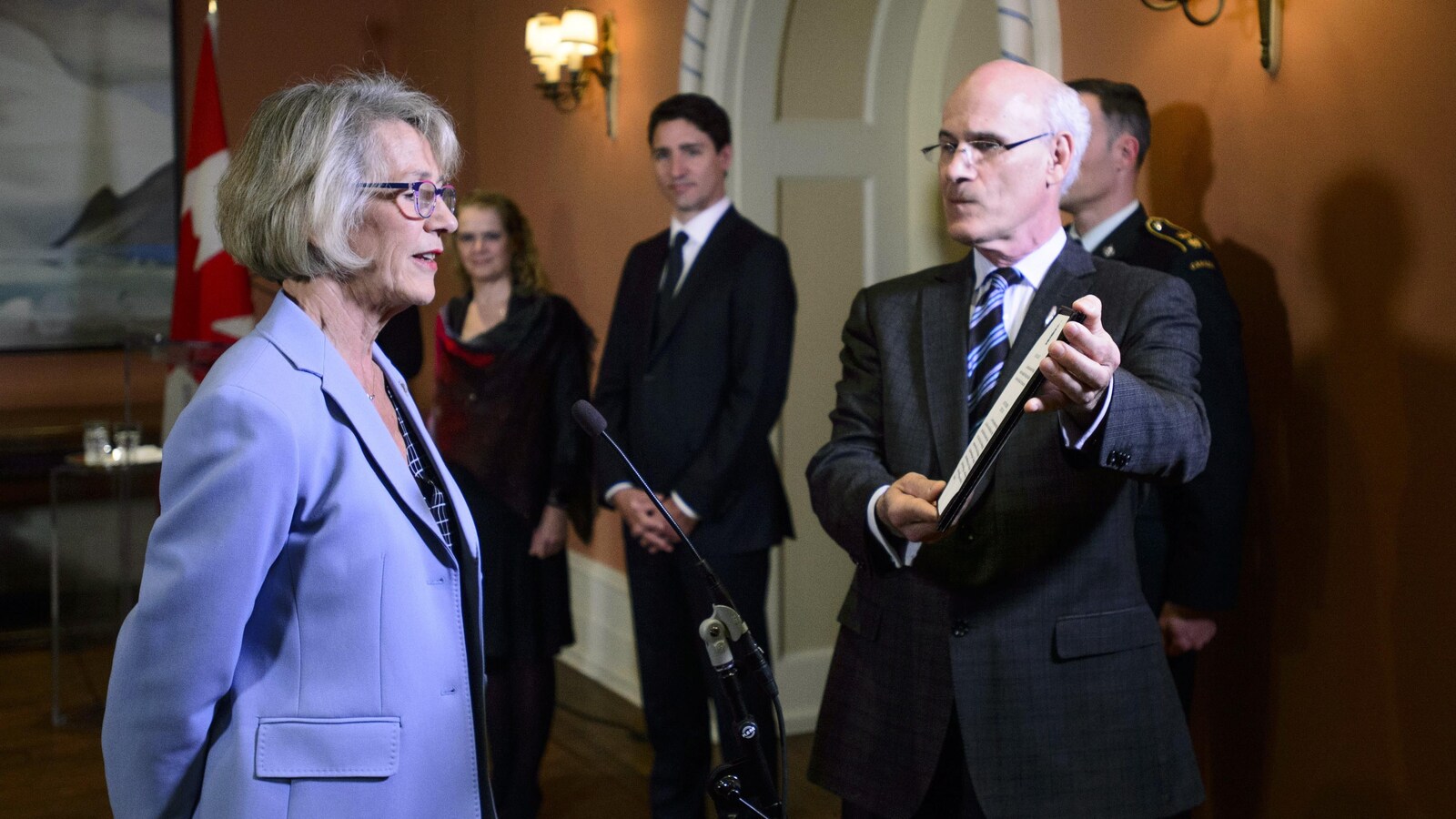 Joyce Murray, devant un micro, prête serment. En arrière-plan, la gouverneure générale Julie Payette et le premier ministre Justin Trudeau.